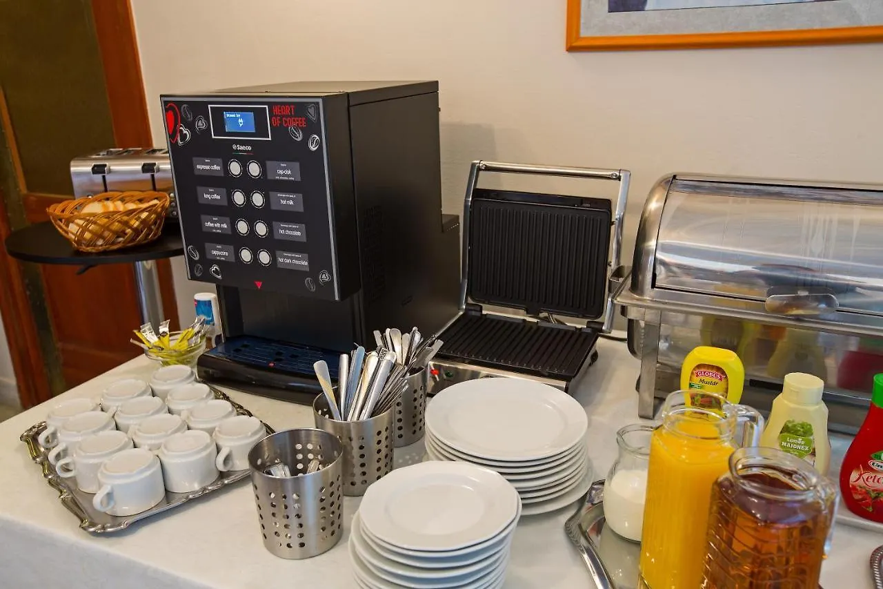 Helios Hotel Apartments Budapest 3*,